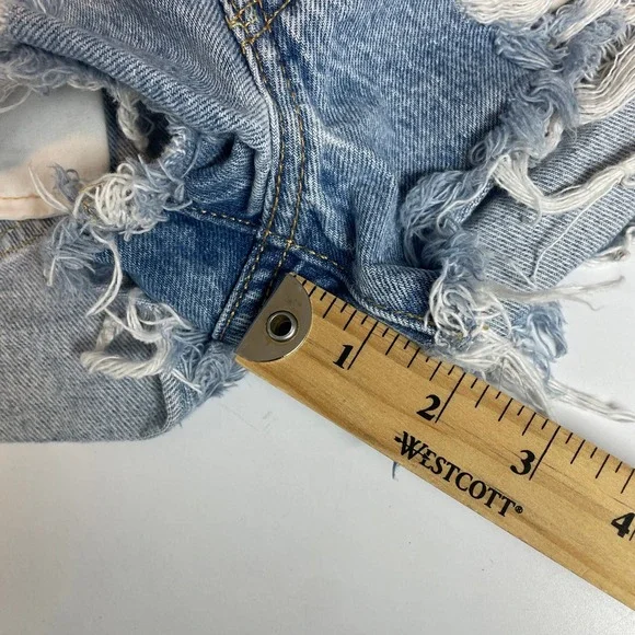 Levis 501 Original High Rise Distressed Denim Shorts Light Wash Blue W26 56327 - Picture 8 of 8